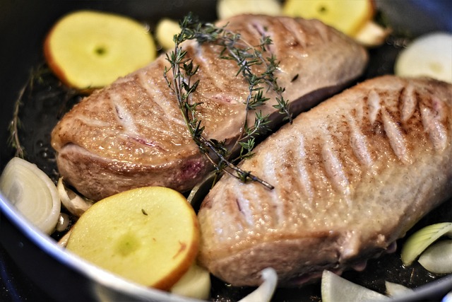 Filetes de carne de pato servidos con patatas.